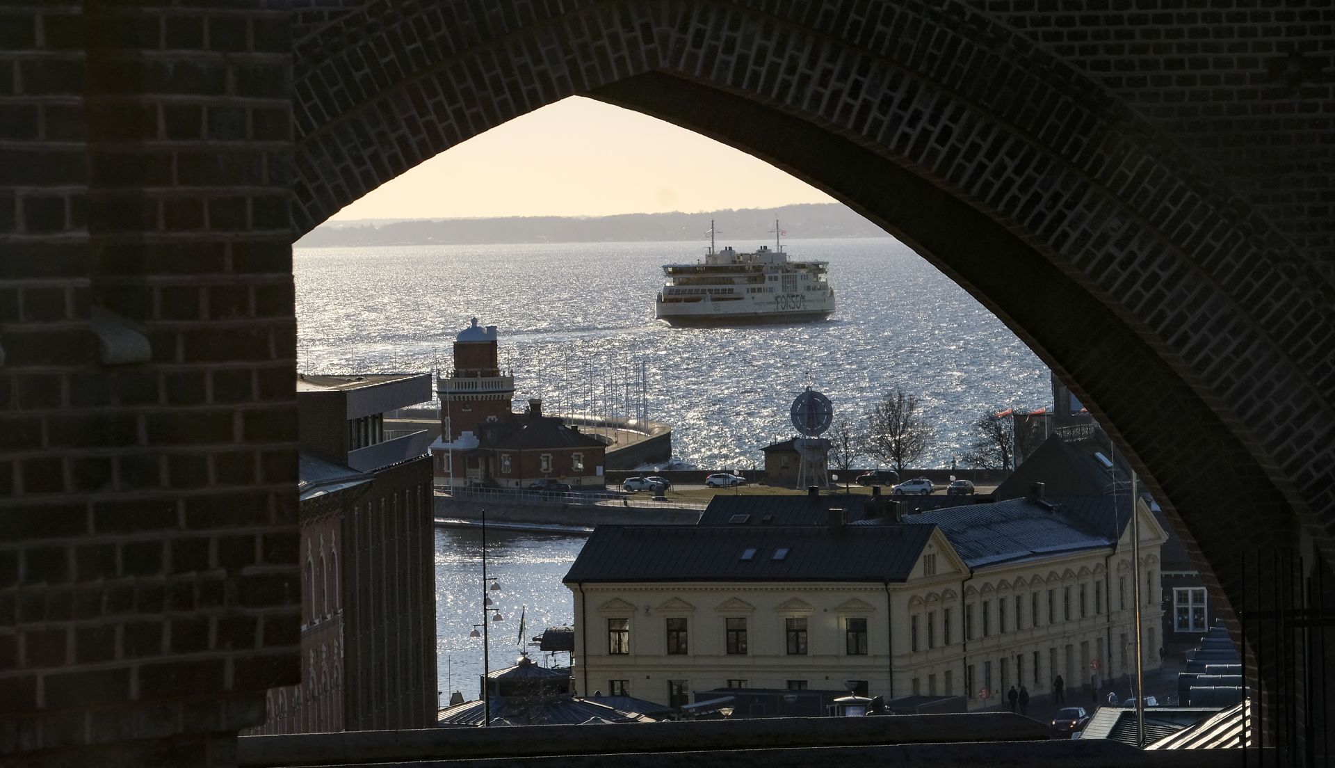 Utsikt genom ett valv i Kärnan mot hamnen och Öresund